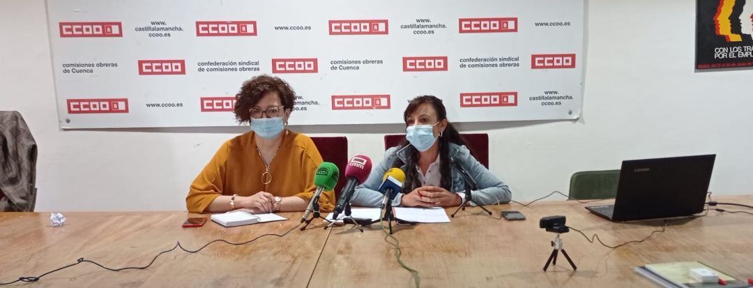 Carolina Vidal (i) y María José Mesas (d) en la rueda de prensa