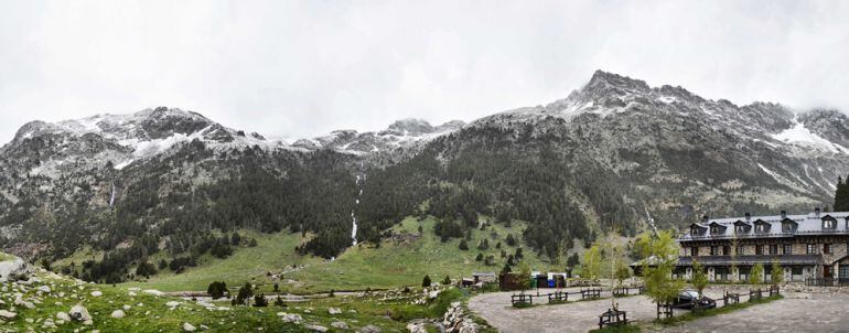 La nieve ha cuajado en Llanos del Hospital.