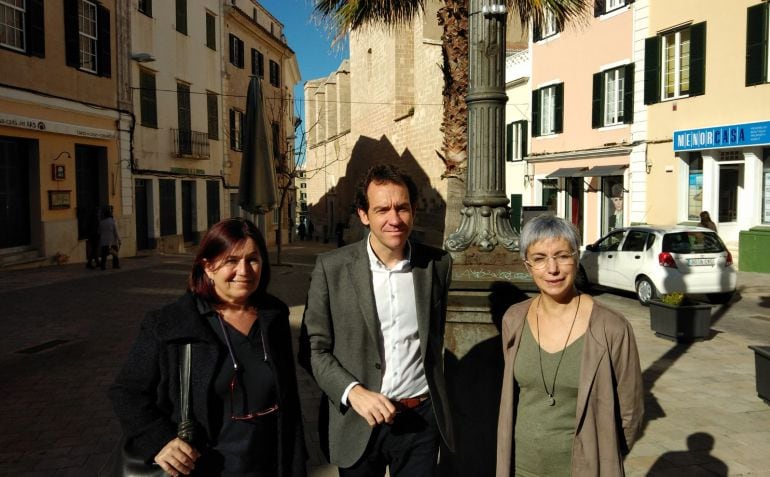 Conxa Juanola y Marc Pons junto a unos sensores de aire en la farola posterior.