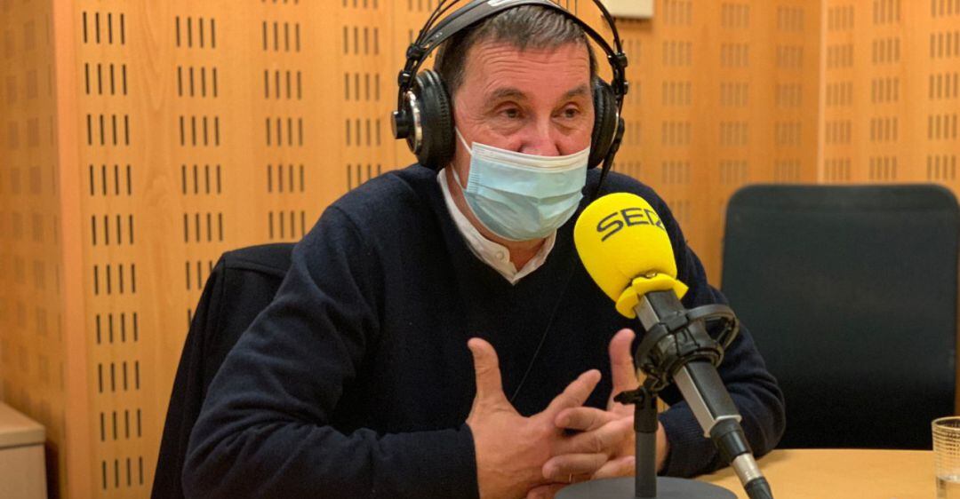 Arnaldo Otegi en los estudios de Radio San Sebastián