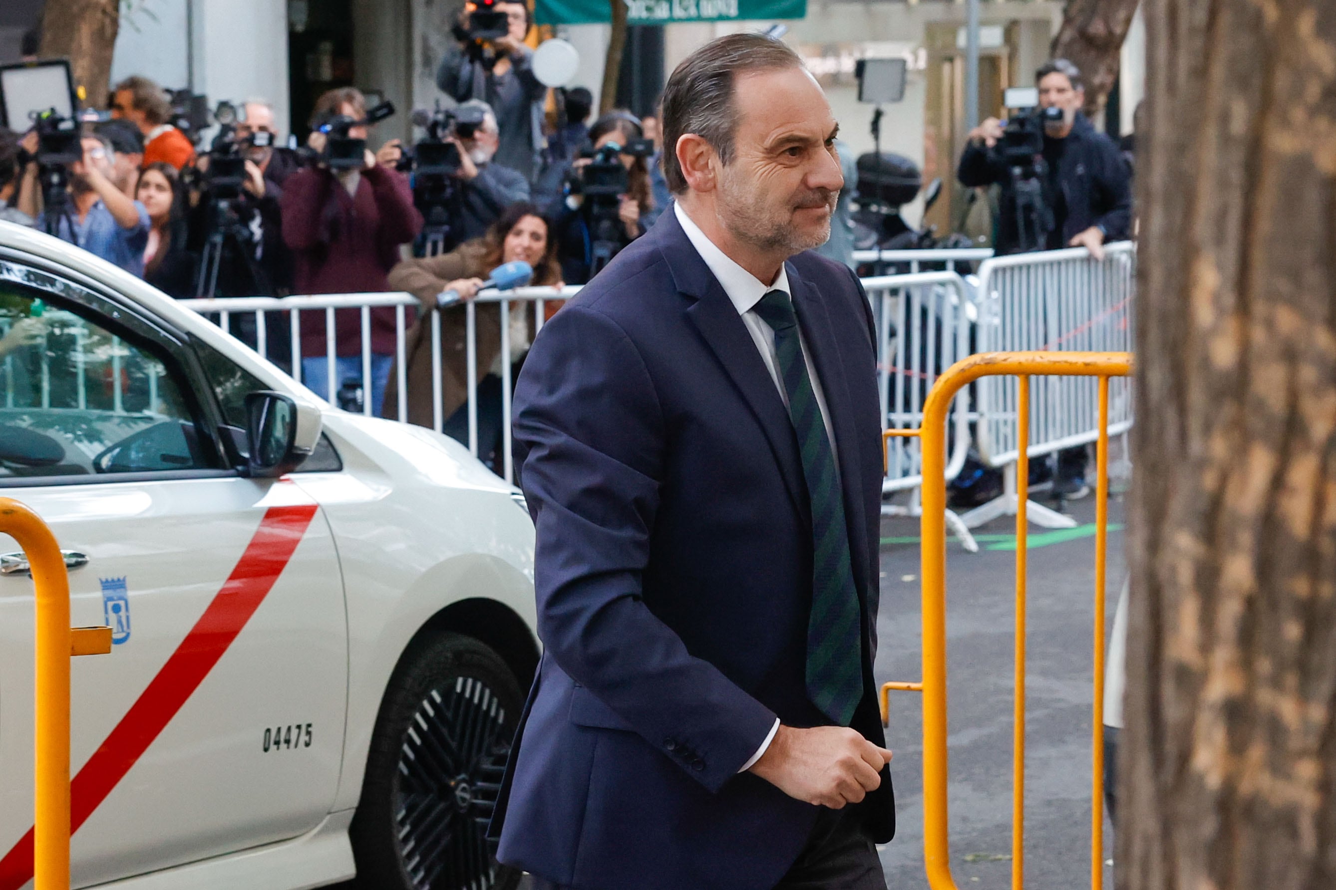 MADRID, 15/10/2025.- El exministro Jose Luis Ábalos, a su llegada este miércoles al Tribunal Supremo, donde está citado para declarar ante el magistrado Leopoldo Puente, que revisará su situación de libertad tras escuchar sus explicaciones ante un informe que detectó "desembolsos" de 95.437 euros de ingresos sin declarar, así como descuadres en algunos pagos en efectivo que le hizo el PSOE. EFE/Zipi Aragón