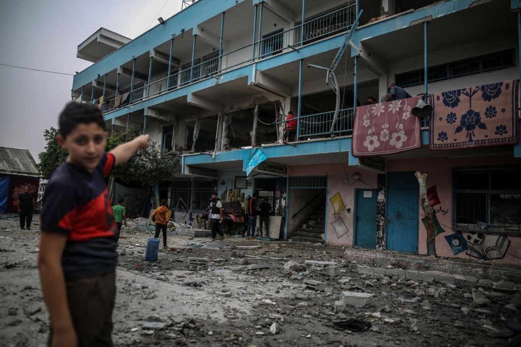 Ataque israelí en una escuela de la Agencia de la ONU para los Refugiados Palestinos (UNRWA) que albergaba personas desplazadas en el campo de refugiados de Nuseirat, en el centro de la Franja de Gaza.