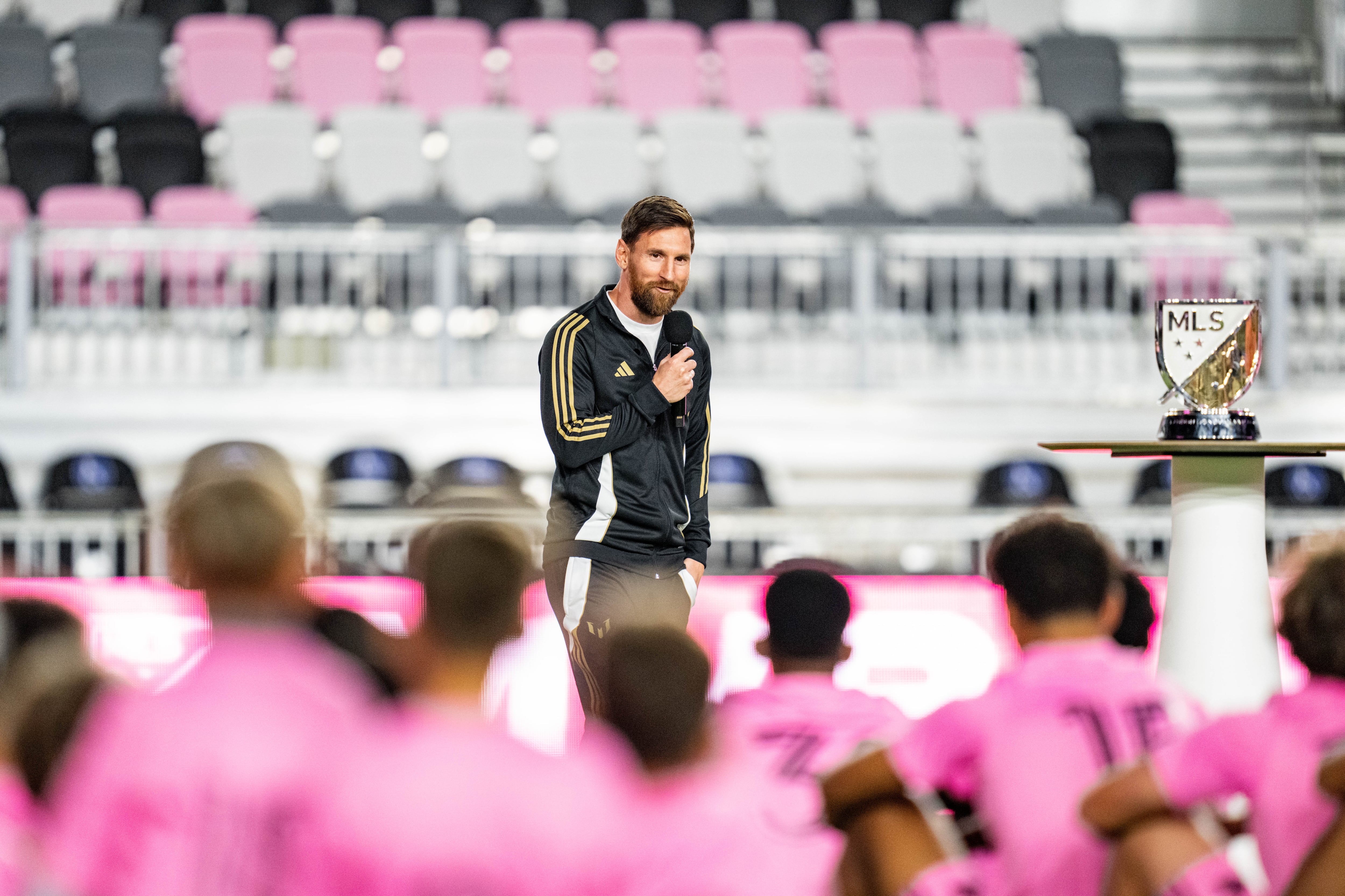 El crack argentino habla delante de niños con el trofeo de la MLS
