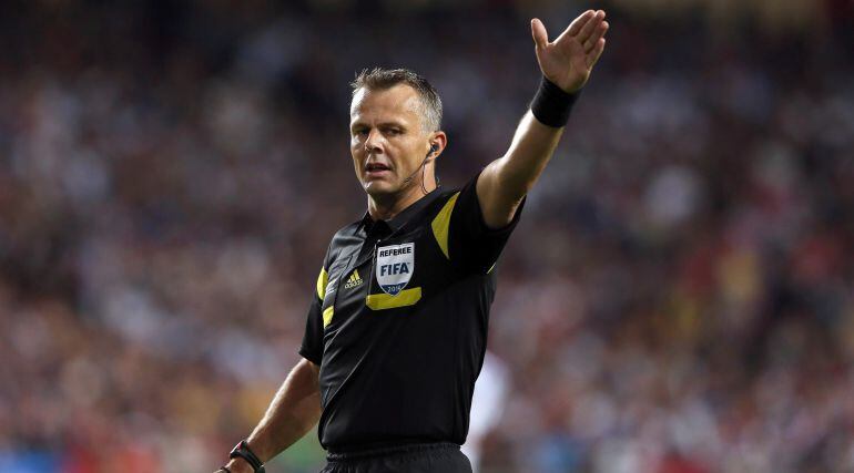  PORTUGAL SOCCER UEFA CHAMPIONS LEAGUE FINAL 2014:JSG. Lisbon (Portugal), 24/05/2014.- Dutch referee Bjorn Kuipers gestures during the UEFA Champions League final between Real Madrid and Atletico Madrid at Luz Stadium in Lisbon, Portugal, 24 May 2014. (Li