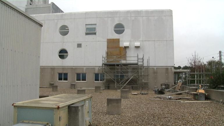 Los andamios todavía se pueden ver en la fachada del Hospital Meixoeiro.