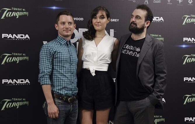 Los actores Sasha Grey y Elijah Wood, junto al director cántabro, Nacho Vigalondo, en la presentación en Madrid de &#039;Open Windows&#039;
