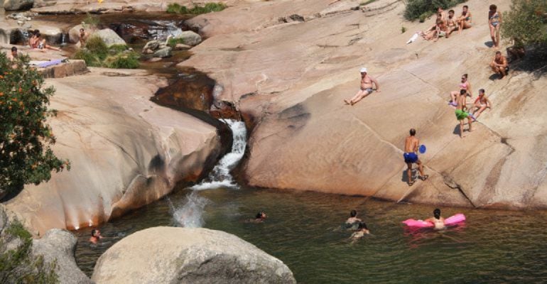 Bañistas en Charca Verde de la Pedriza, en pleno parque regional