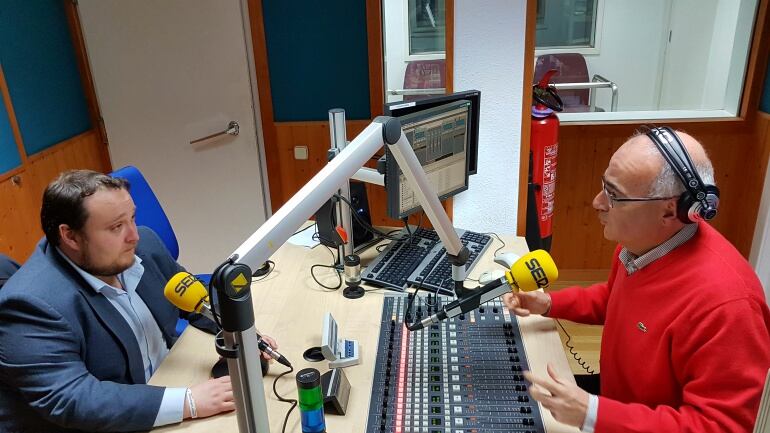 Rubén Gómez entrevistado por Pedro Aresti en el estudio de la Ventana en Radio Santander