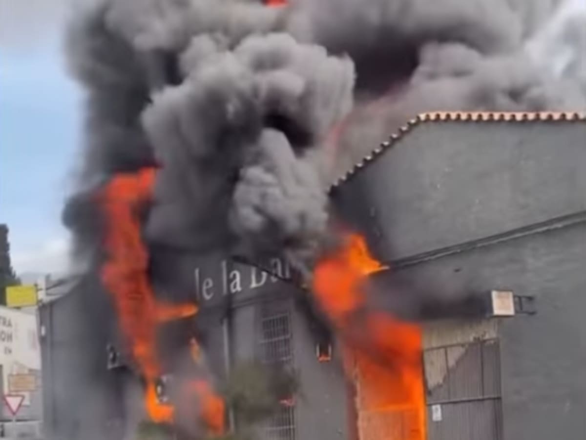 Un incendio arrasa una nave del polígono de La Ermita de Marbella y deja tres heridos leves