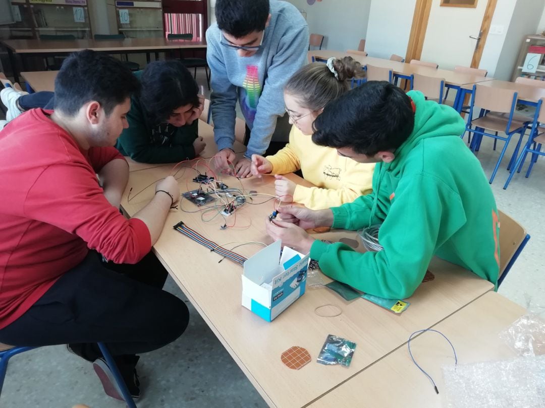 Alumnos del IES Hiponova de Montefrío (Granada) construyen su prototipo de satélite para un concurso de la ESA