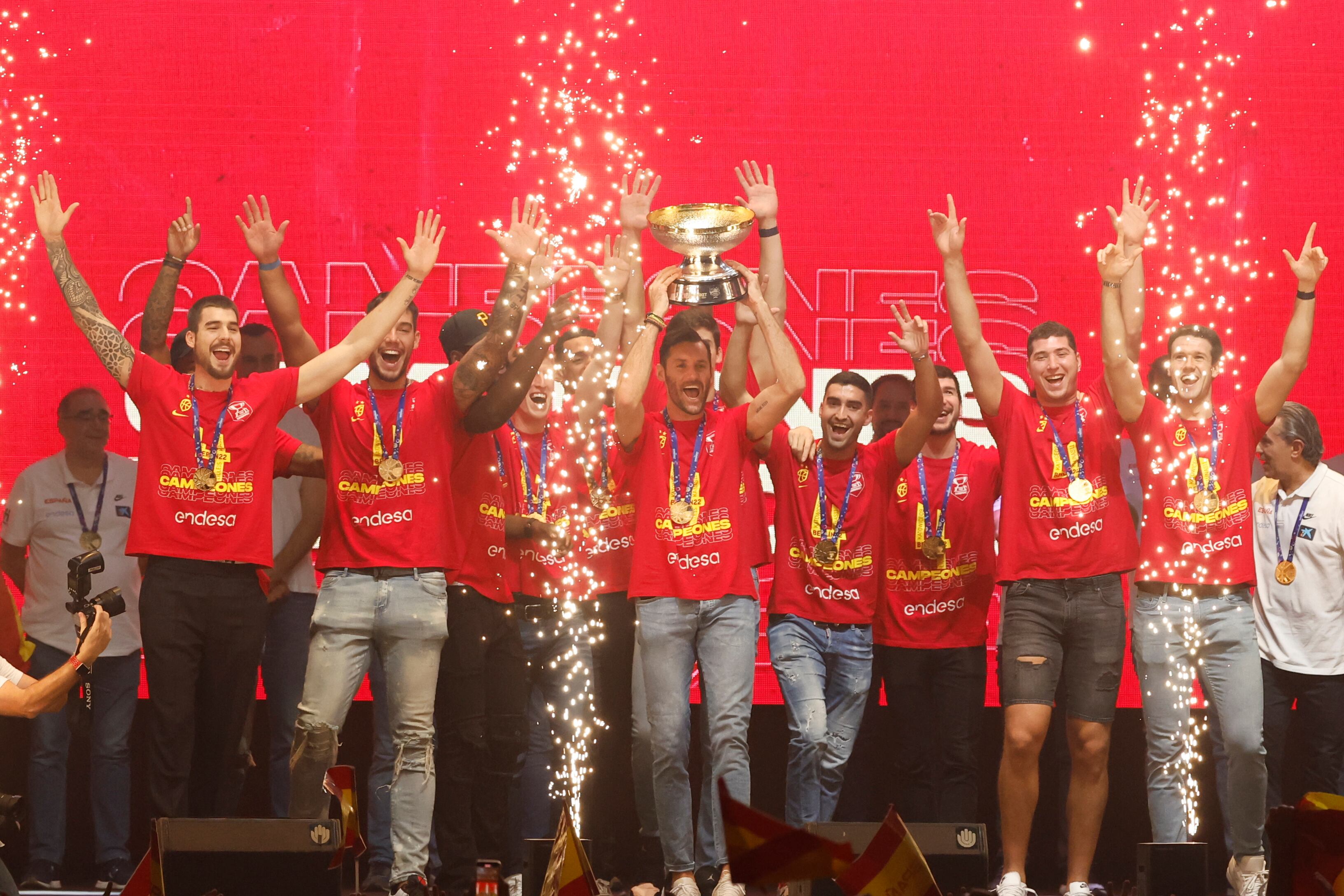 Los jugadores de la selección española celebran el oro cosechado tras vencer a la selección de Francia en la final del Eurobasket 2022, durante un acto en el Wizink Center de Madrid, el 19 de septiembre.