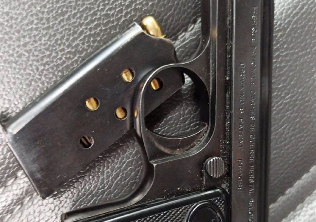 Imagen de la pistola y machete incautado.