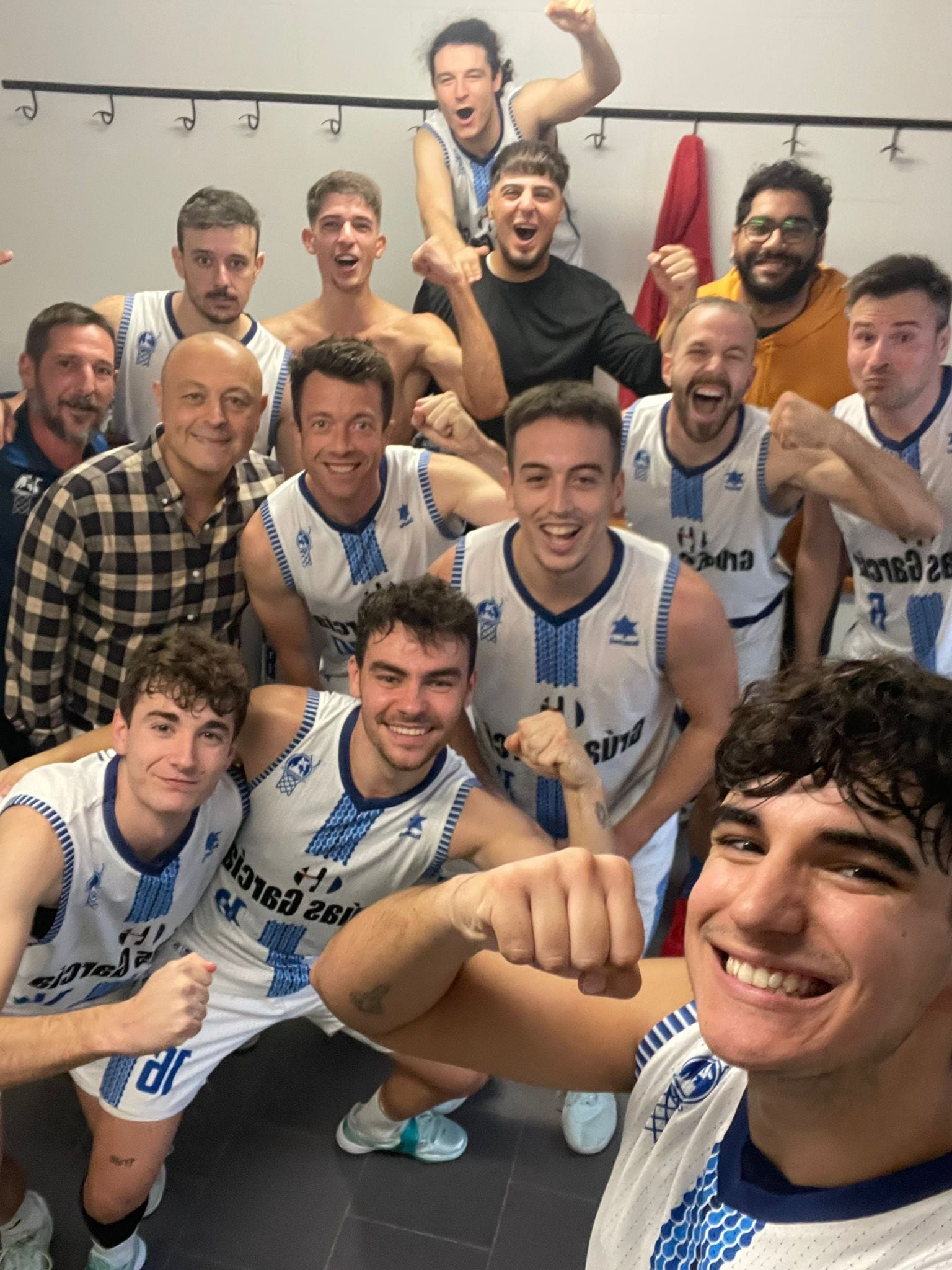 La plantilla del V-74, otra vez de celebración