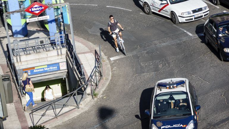 Un ciclista circula por la Plaza Alonso Martinez de Madrid.