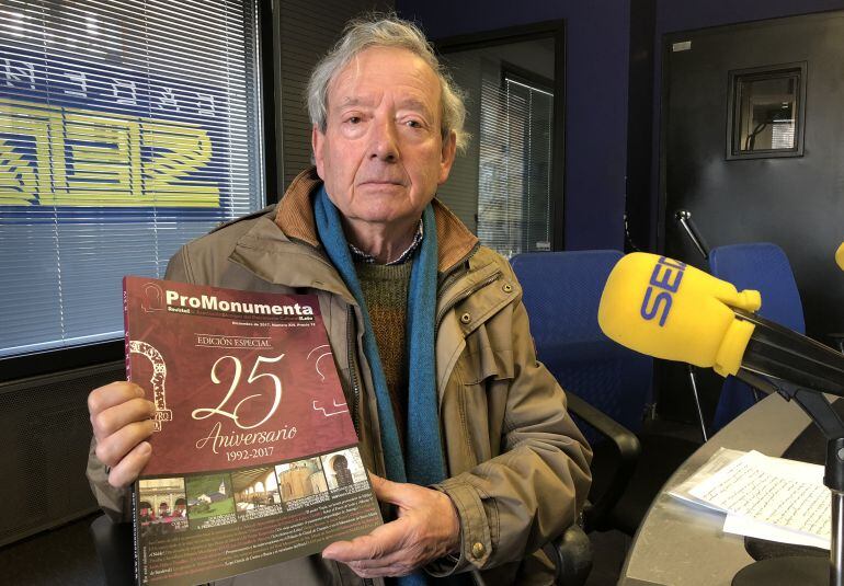 Marcelino Fernández posa con el ´ltimo número de la revista Promonumenta