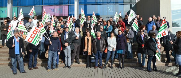 Alcaldes y concejales de IU de la provincia de Málaga protestando ante la diputación