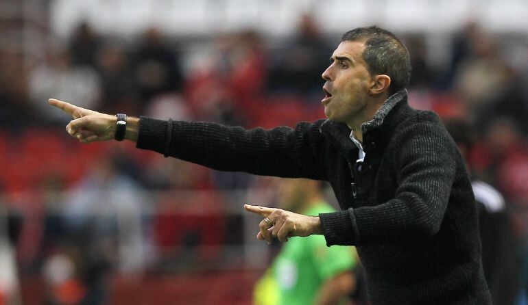 GRA141. SEVILLA, 14/12/2014.- El entrenador del Eibar, Gaizka Garitano, da instrucciones a sus jugadores durante el partido frente al Sevilla de la decimoquinta jornada de liga en Primera División que se juega esta tarde en el estadio Sánchez Pizjuán. EFE/Jose Manuel Vidal