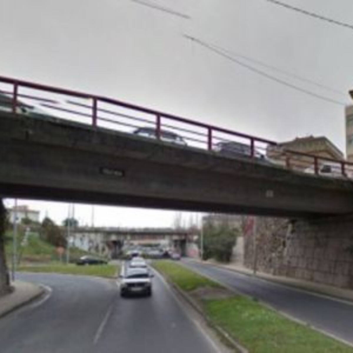 Sigue en el CHUAC la joven agredida con un martillo por su pareja