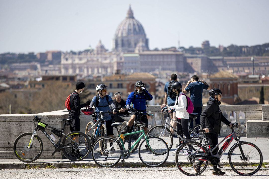 Un grupo de ciclistas en Roma. 