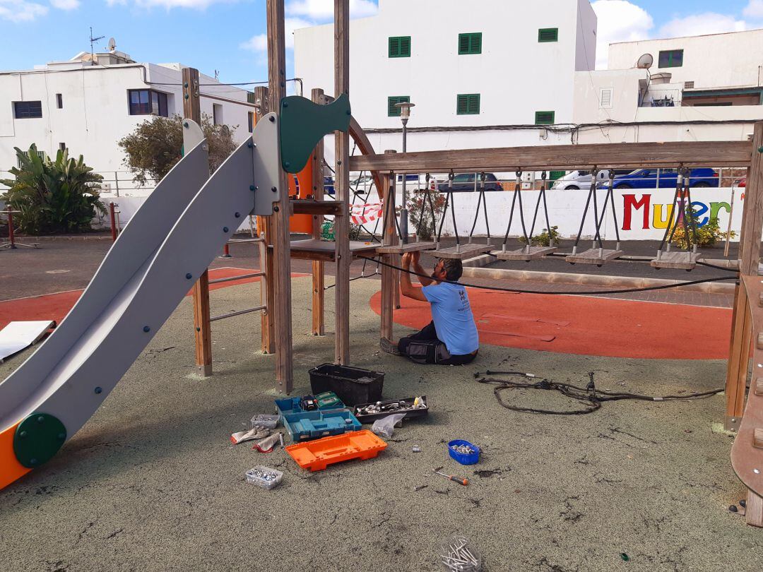 Trabajos en el parque infantil de Argana Alta.