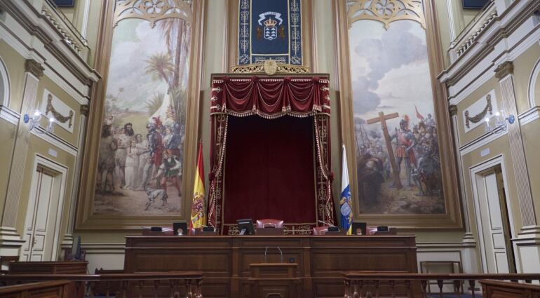 Estrado del parlamento canario con los dos lienzos de la polémica al fondo (Imagen cedida por el Parlamento de Canarias).