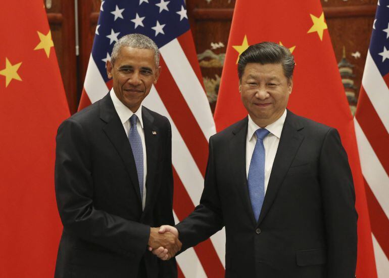 El presidente de Estados Unidos, Barack Obama, estrecha la mano de su homólogo chino, Xi Jinping, durante su reunión en Hangzhou.