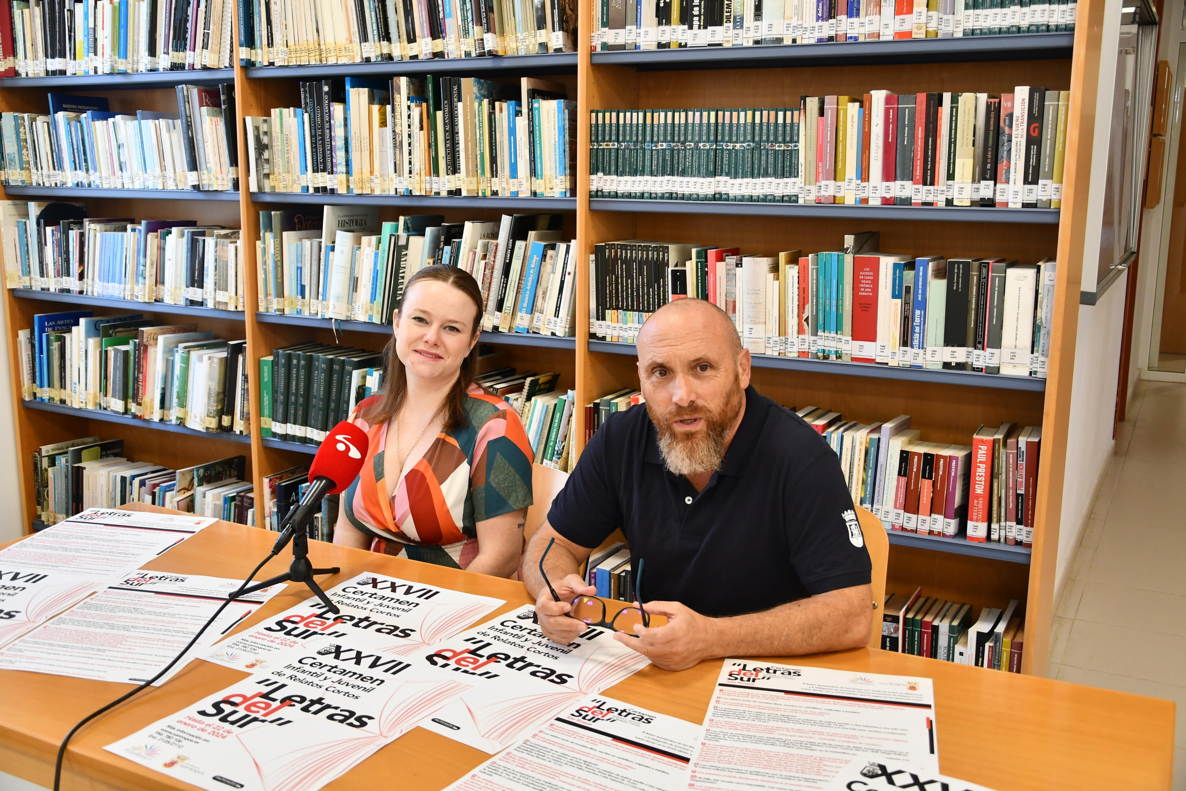 La concejal de Bibliotecas, Rocío Fernández, y el responsable técnico de la Red de Bibliotecas, José Antonio Corral durante la presentación de la XXVII Edición del concurso de relatos cortos &quot;Letras del SUR&quot;