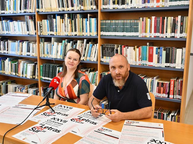 La concejal de Bibliotecas, Rocío Fernández, y el responsable técnico de la Red de Bibliotecas, José Antonio Corral durante la presentación de la XXVII Edición del concurso de relatos cortos "Letras del SUR"