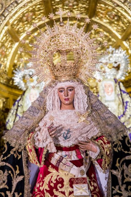 La Esperanza de Triana ante las imágenes de Santa Ana, la Virgen y el Niño