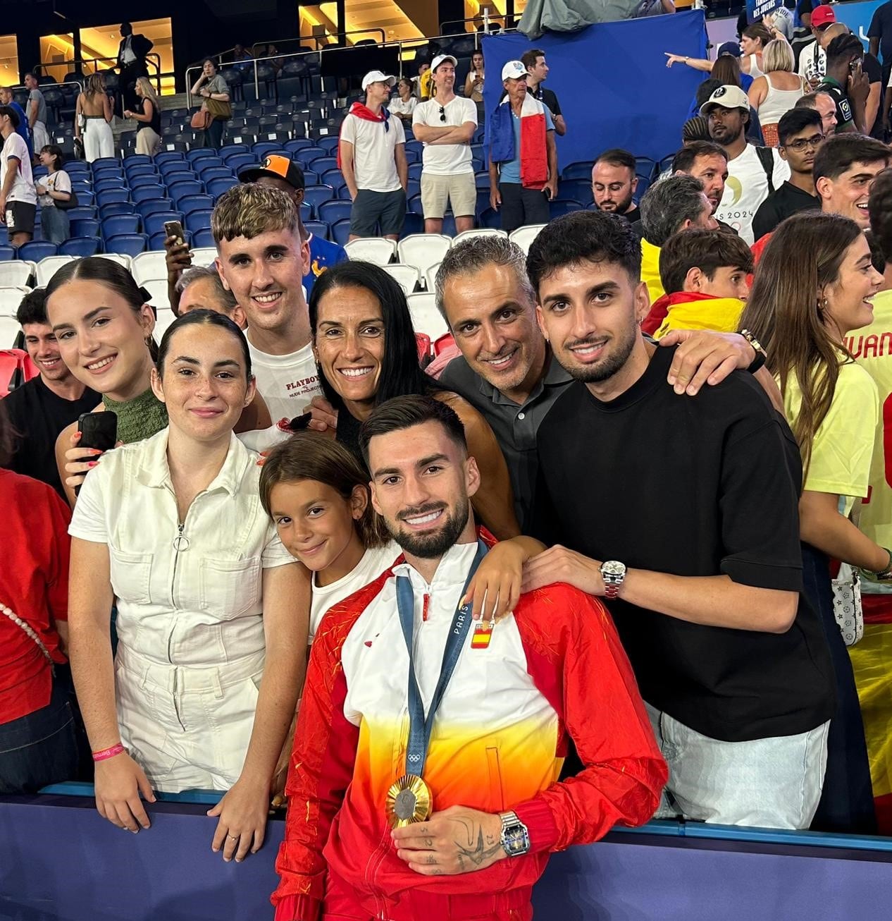 El roquetero Álex Baena con su familia en París.