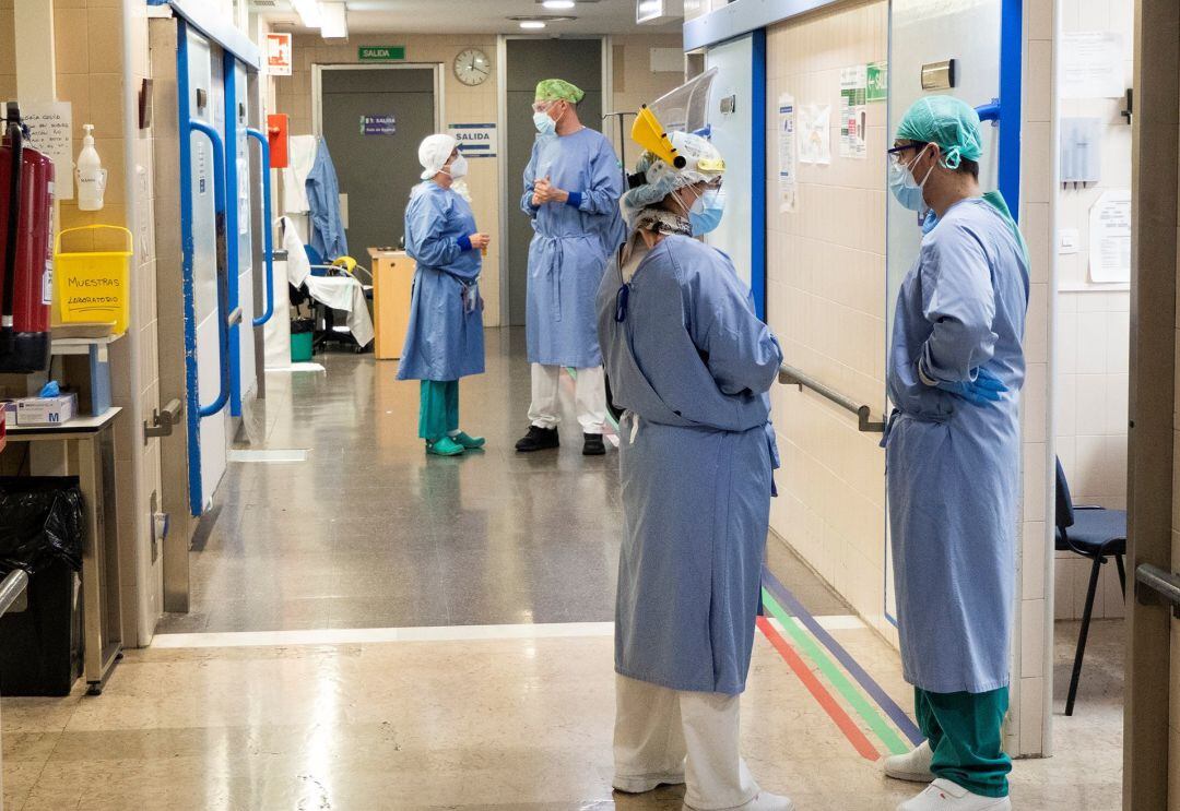 Varios sanitarios hablan en los pasillos de un hospital