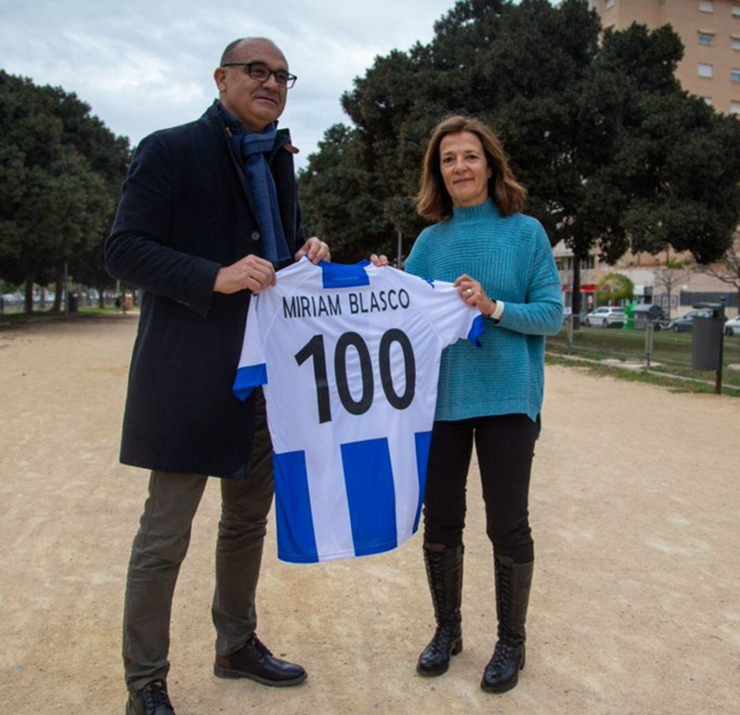Miriam Blasco recibe la camiseta conmemorativa del centenario del Hércules de manos de Manuel Palomar