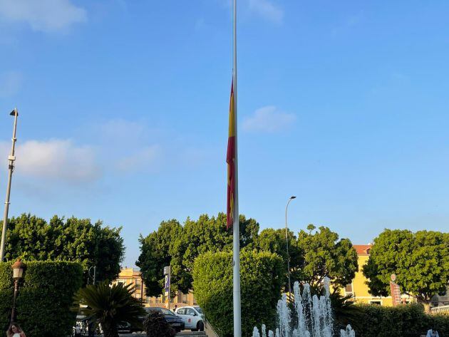 Bandera de España a media asta en La Glorieta en señal de duelo