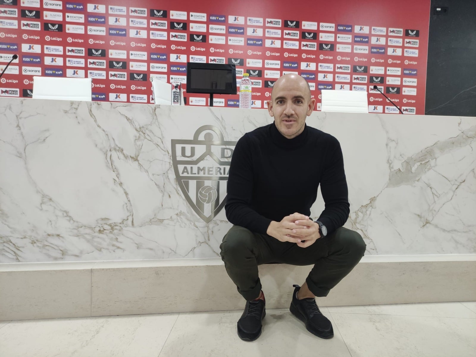 Gabriel Fernández Pacheco con LA VOZ en la sala de prensa del Estadio de los Juegos Mediterráneos en 2022.