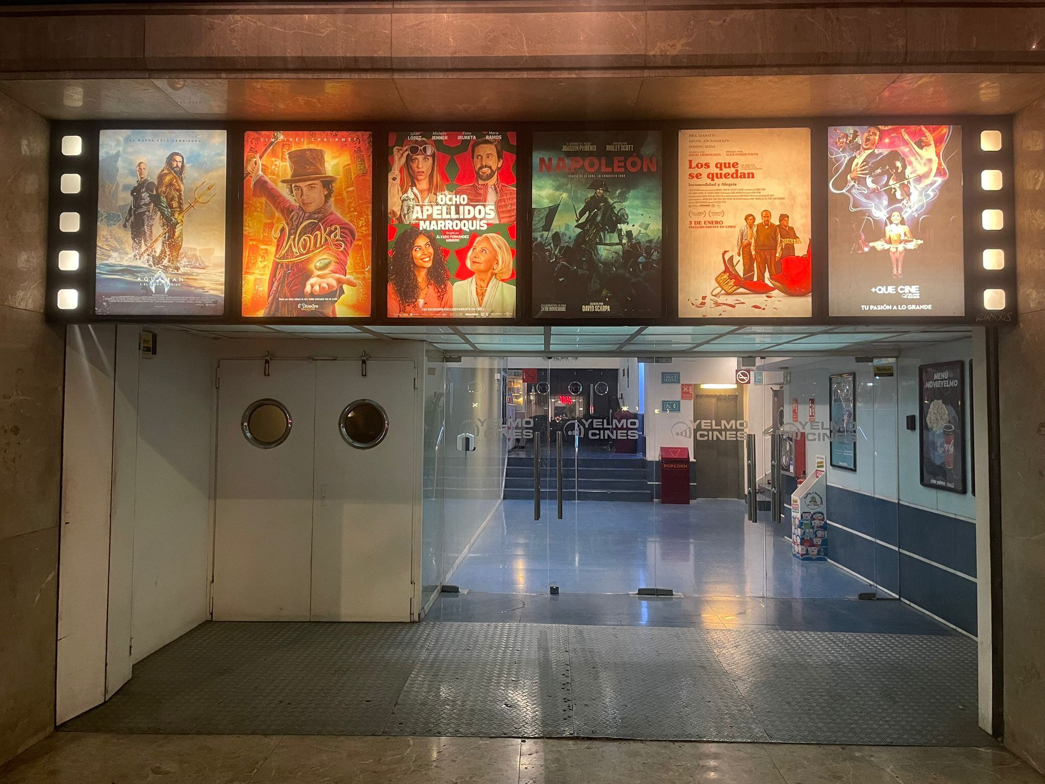 Una de les entrades del Cinema Comèdia.