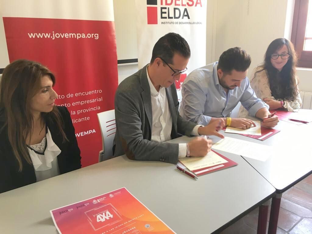 Rubén Alfaro, alcalde de Elda firmando el convenio con JOVEMPA