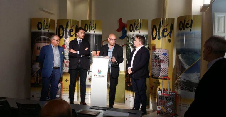 El diputado de Promoción y Turismo, Manuel Fernández, durante el acto de presentación de la acción promocional.