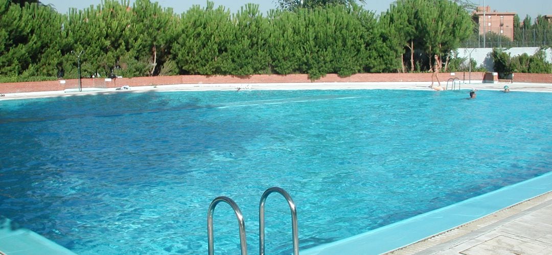 Imagen de la piscina del polideportivo Francisco Javier Castillejo de la localidad parleña.