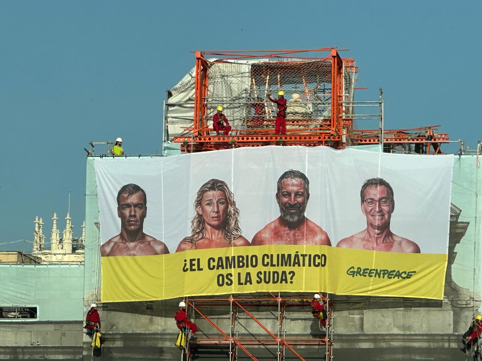 Lona de Greenpeace en la Puerta de Alcalá