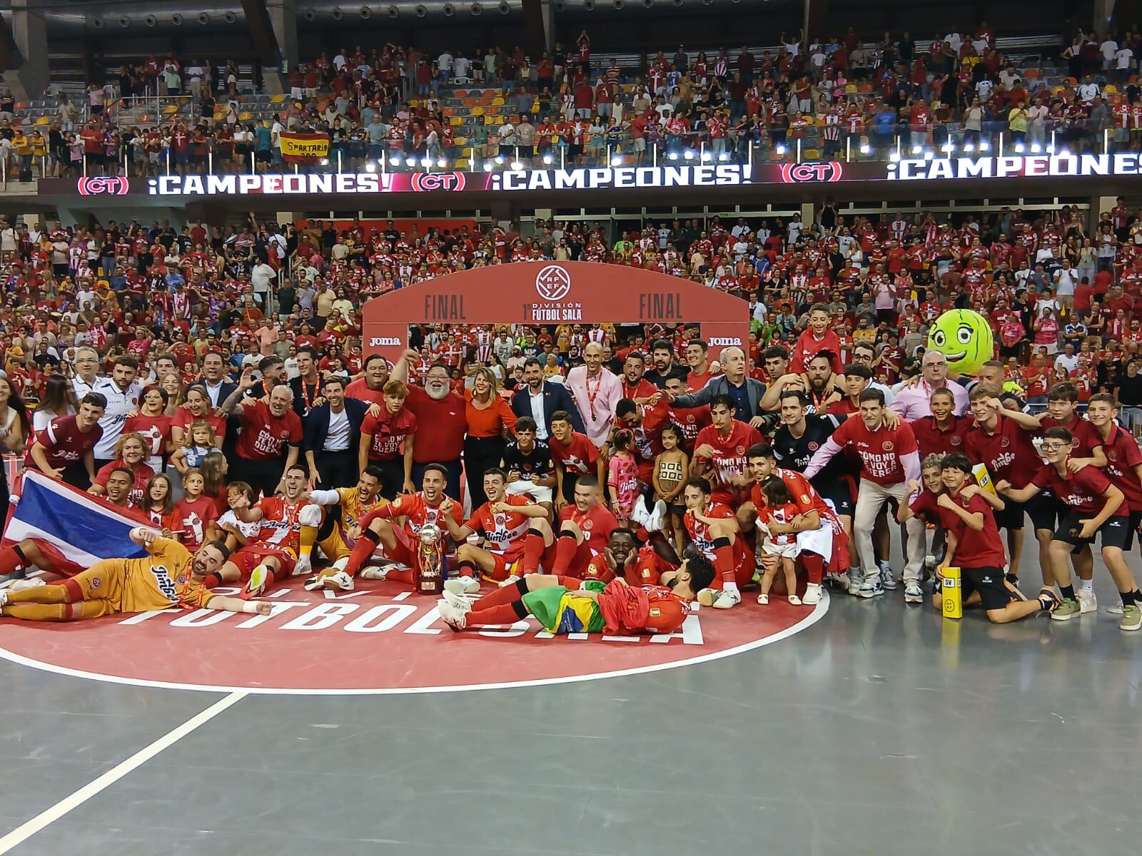 La plantilla de Jimbee celebra el título de liga