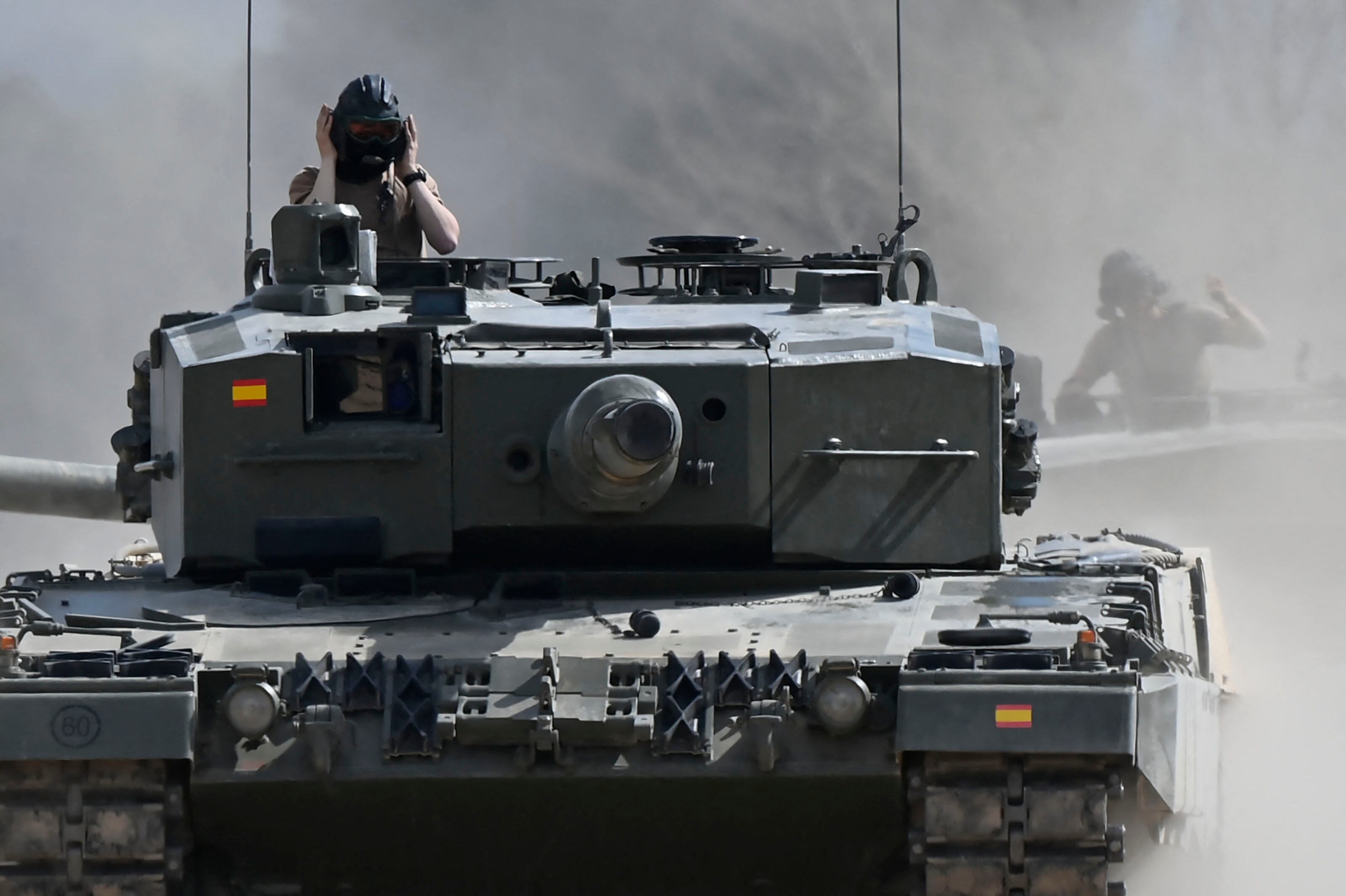 Militares ucranianos recibiendo entrenamiento en el uso de los tanques Leopard en Zaragoza