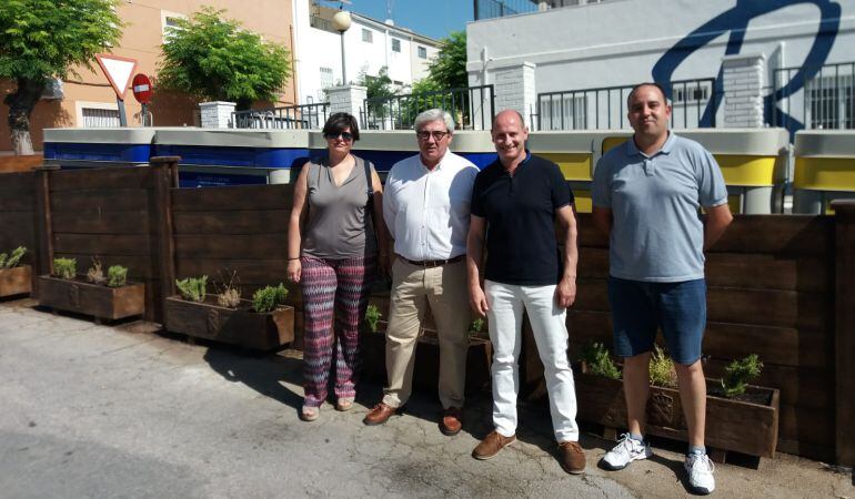 Momento de la visita a los contenedores ubicados junto a la Casa de la Juventud, Bartolomé Cruz, segundo por la izquierda, acompañado de alcalde y concejales