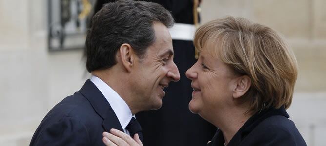 Sarkozy recibe a Merkel en El Eliseo, donde se han reunido para buscar una solución a la cirsis del euro