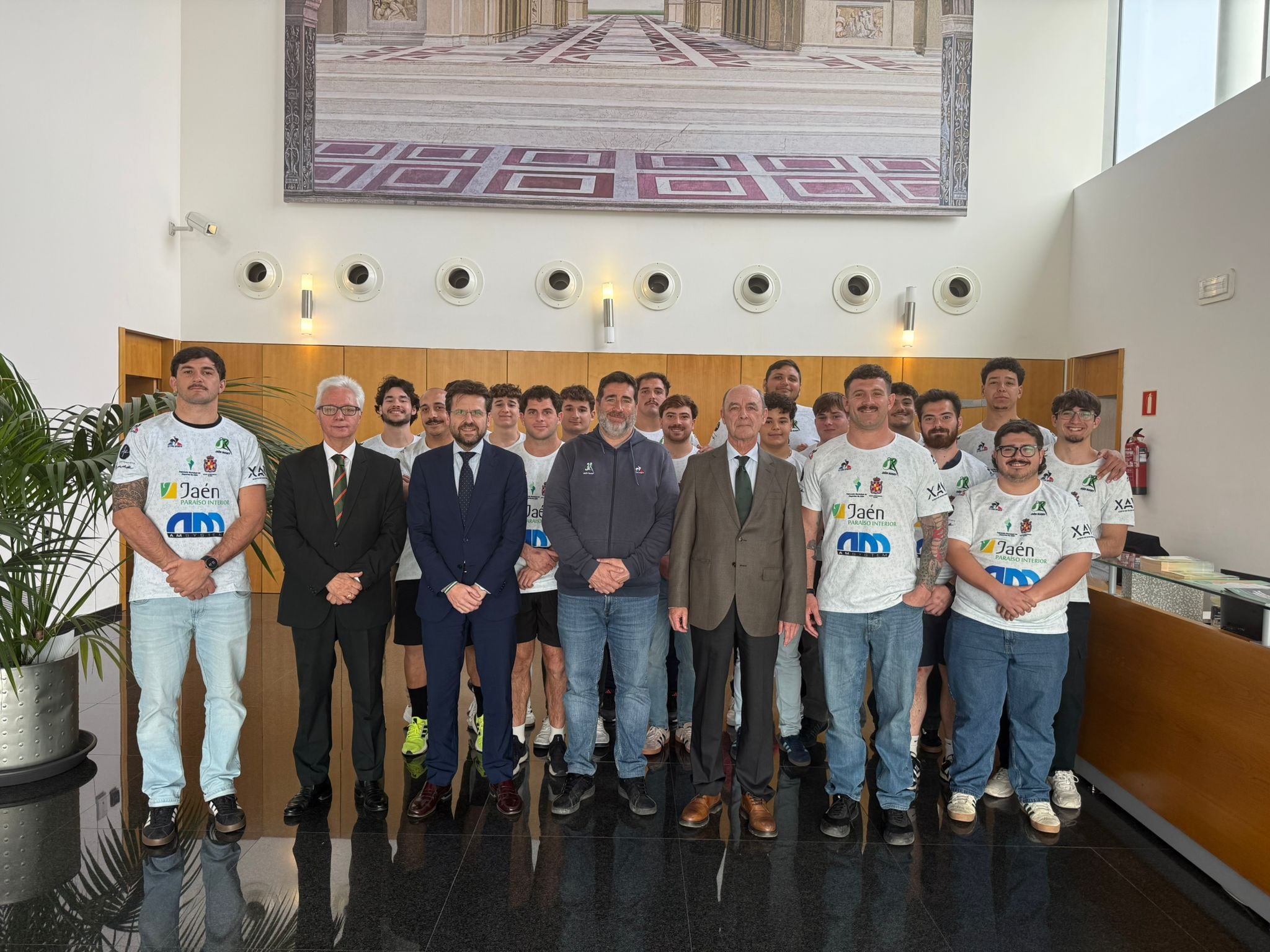 Jugadores y directivos del Jaén Rugby con responsables de Caja Rural en la sede de la entidad en Geolit.