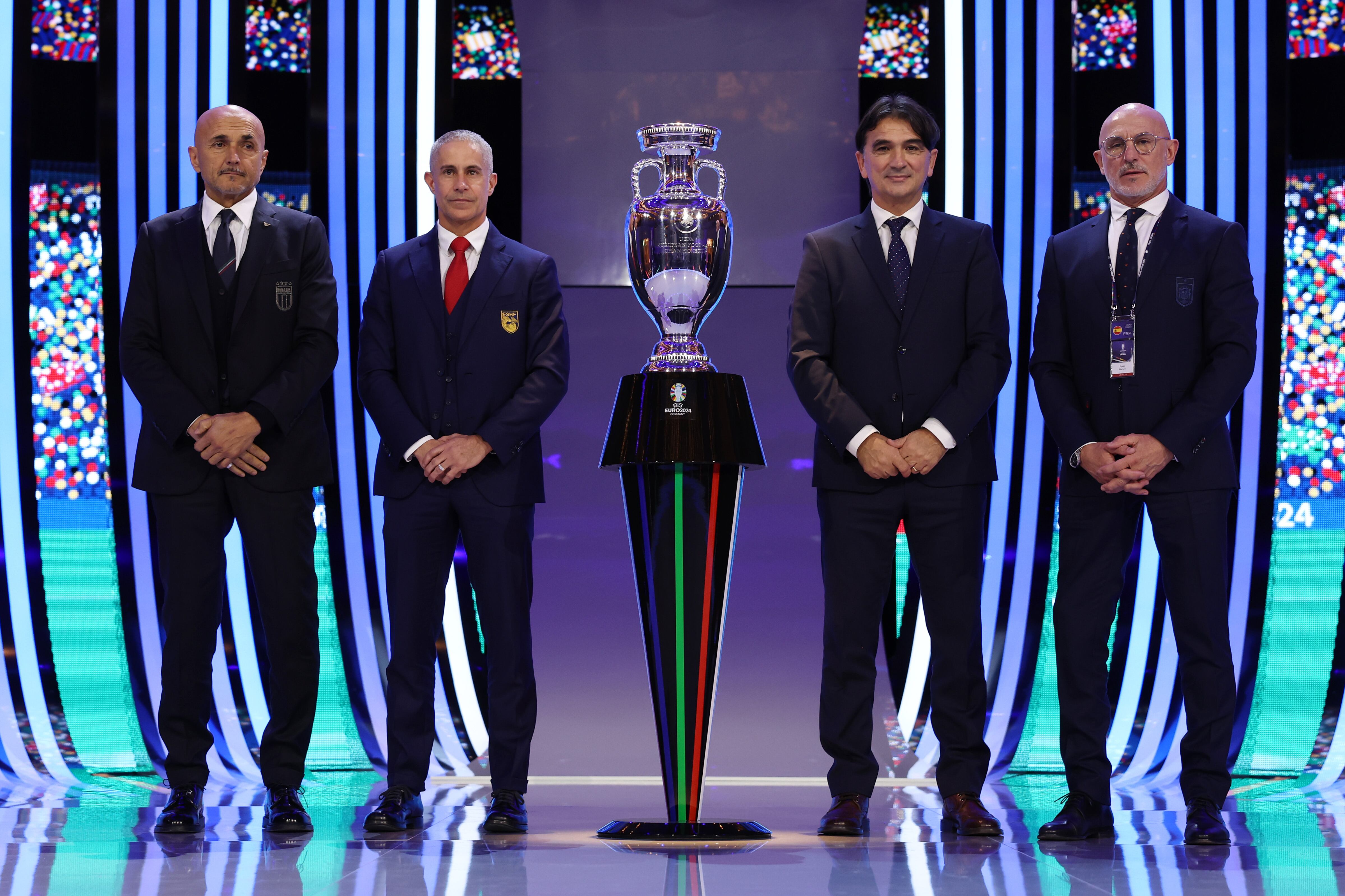 Los seleccionadores de España, Croacia, Italia y Albania posan junto al trofeo de la Eurocopa en el sorteo que ha tenido lugar en Hamburgo. (Photo by Lars Baron - UEFA/UEFA via Getty Images)