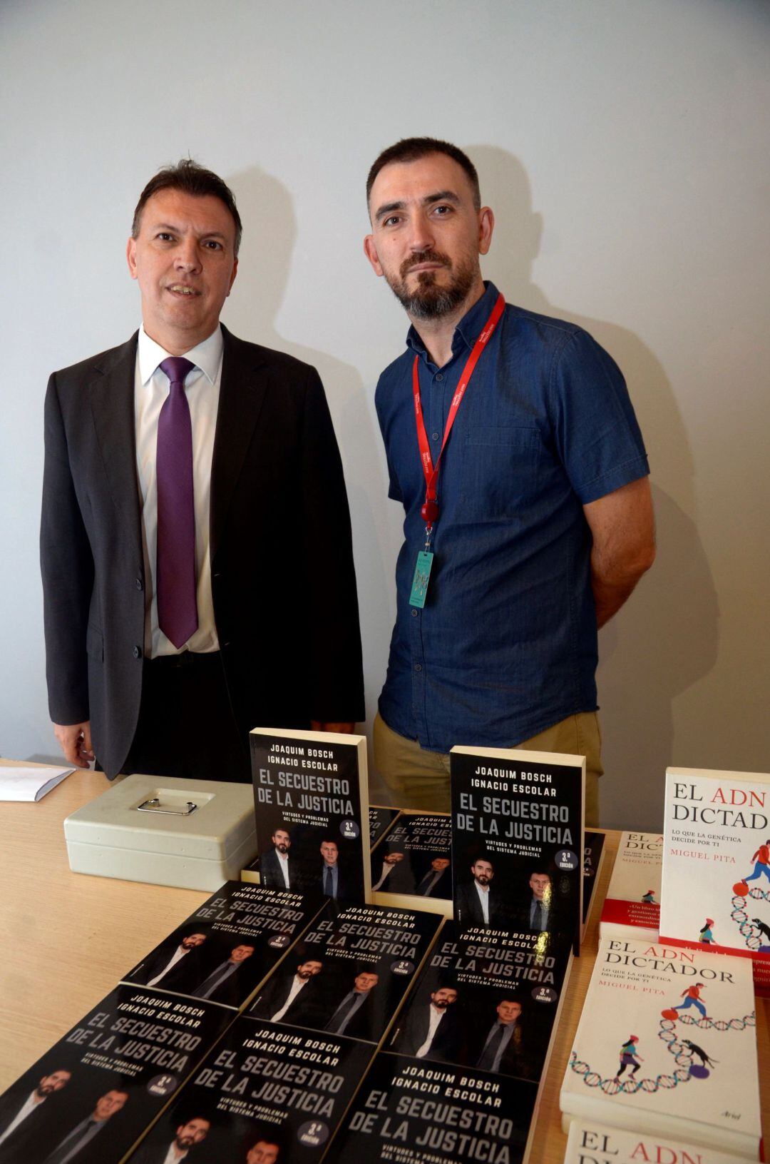 El ex portavoz de Juezas y Jueces por la Democracia, Joaquim Bosch (i), junto al periodista Ignacio Escolar, con el que ha escrito el libro &#039;El secuestro de la Justicia&#039;, presentado hoy en el Hay Festival de Segovia