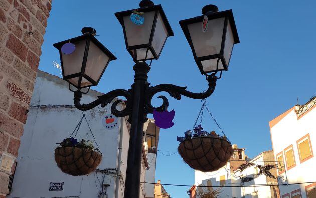 Imagen de los adornos instalados en las farolas de Terrinches (Ciudad Real)