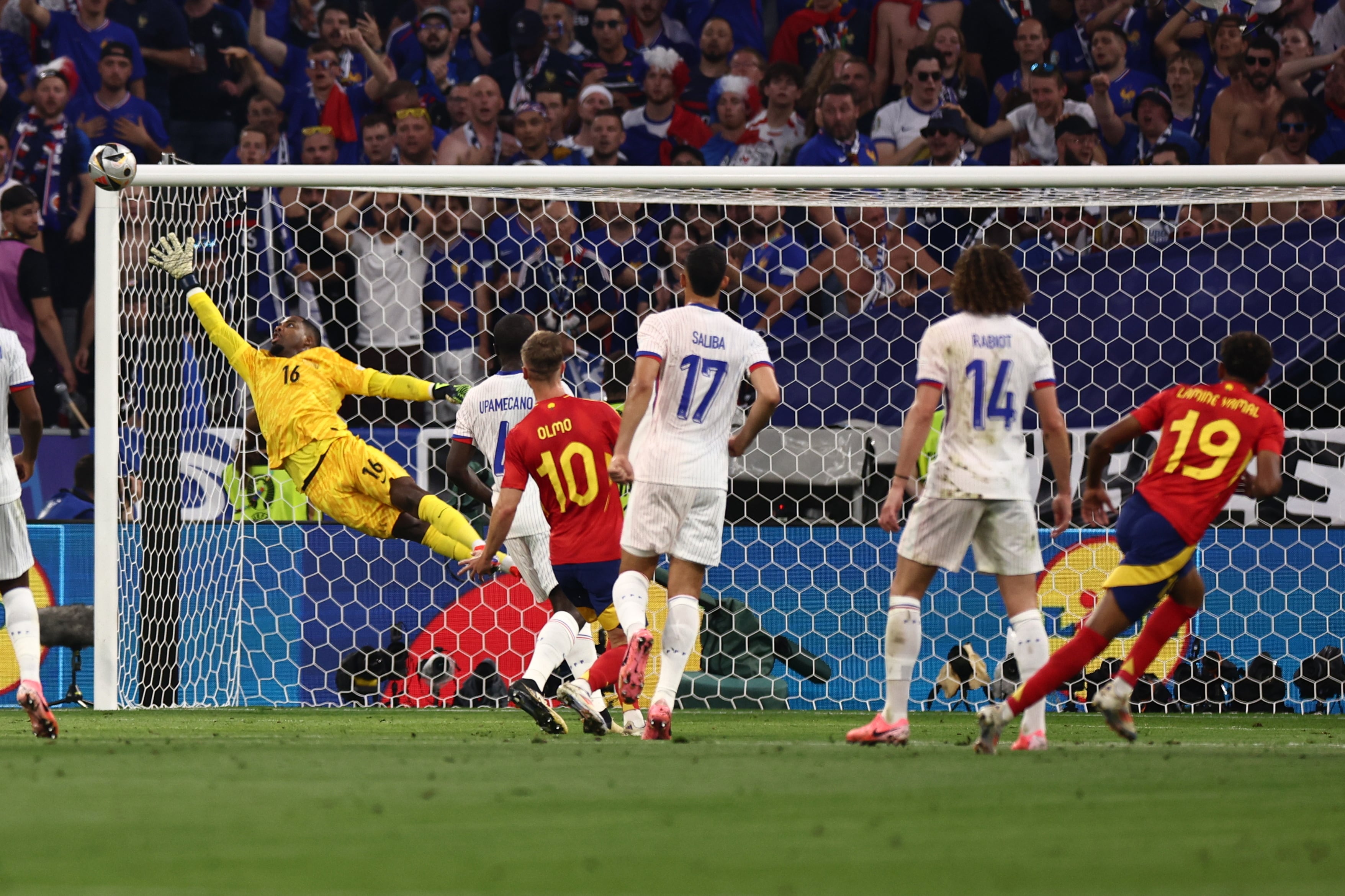 Munich (Germany), 09/07/2024.- Lamine Yamal of Spain (R) scores the 1-1 goal against goalkeeper Mike Maignan of France (L) during the UEFA EURO 2024 semi-finals soccer match between Spain and France in Munich, Germany, 09 July 2024. (Francia, Alemania, España) EFE/EPA/ANNA SZILAGYI
