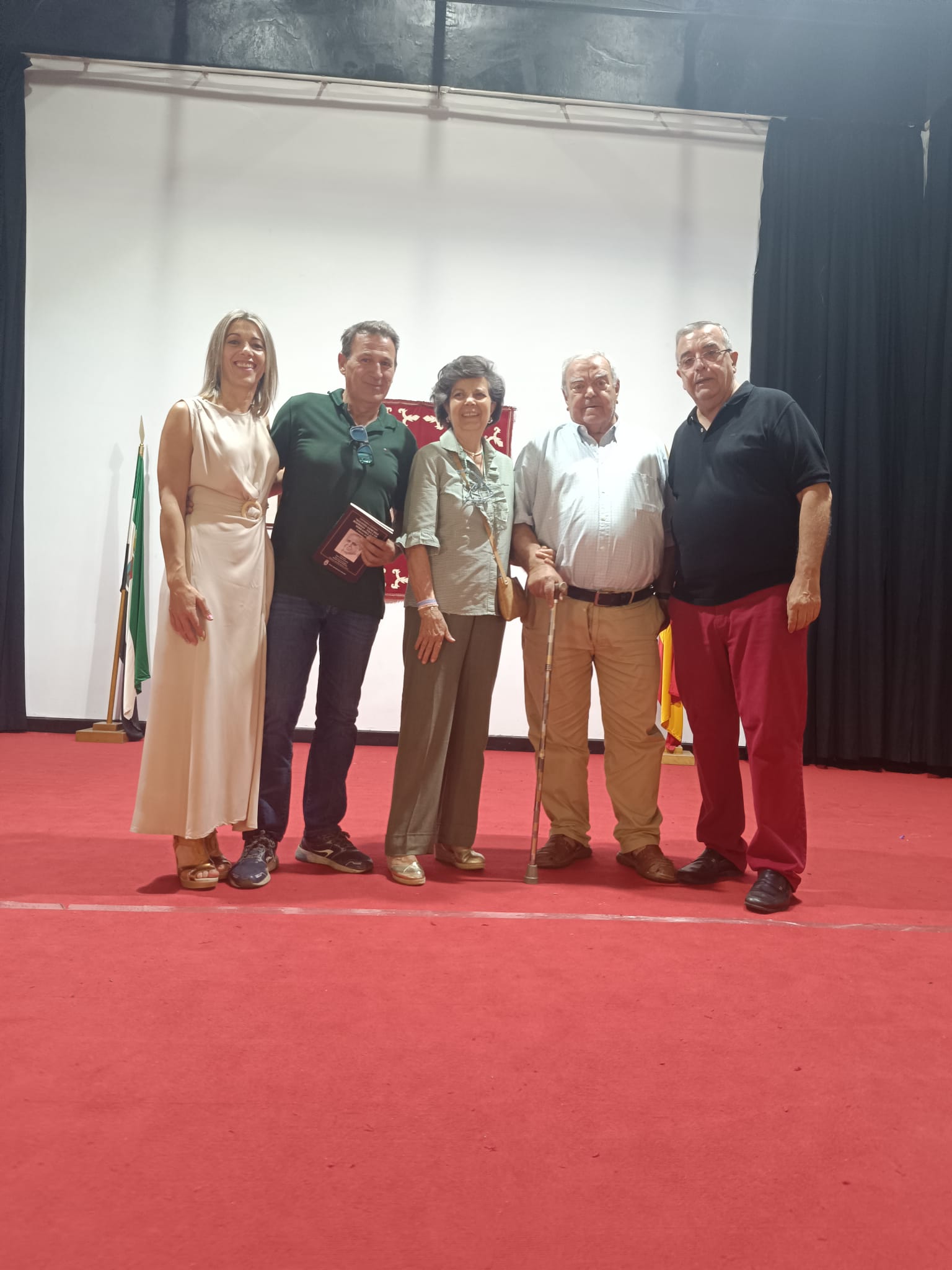 Gonzalo Sánchez Rodrigo (segundo por la derecha) en la foto de familia de la entrega del premio de novela corta Villa de Serradilla