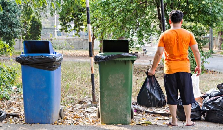 La multa puede ser de hasta 400 euros si el vidrio y el papel se mezcla con lo que va al contenedor verde